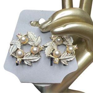 Judy Lee ca 1950s AB & Pearl Wreath Clip On in Silvertone